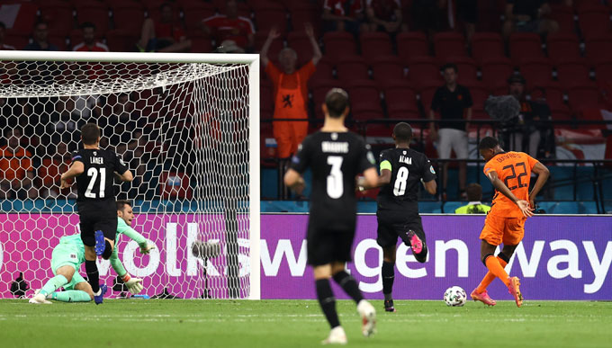 du-034415_315.jpg Dumfries ghi bàn thắng thứ 2 của trận đấu. Ảnh: EuroSport.