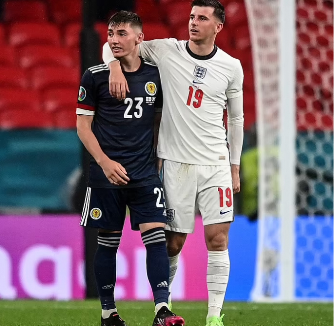 Pha 'tiếp xúc' khiến Mason Mount dương tính với COVID-19. Ảnh: Dailymail. 