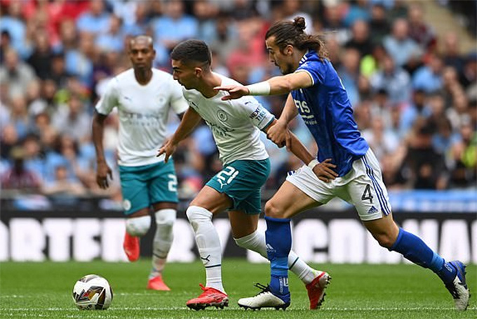 Man City khởi đầu trận đấu khó khăn trước sự chắc chắn của Leicester City. Ảnh: Dailymail.