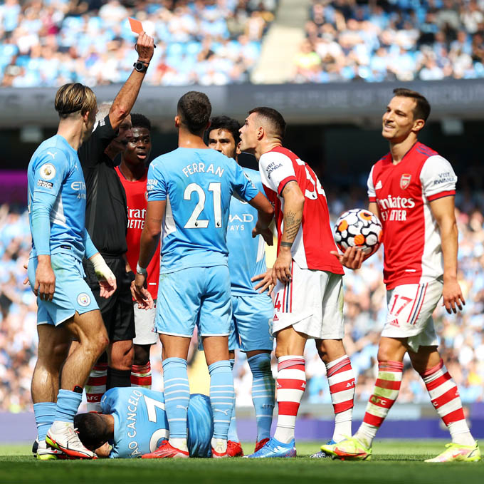 xha-202636_380.jpg Xhaka trở thành tội đồ của Arsenal với tấm thẻ đỏ ở cuối hiệp 1.