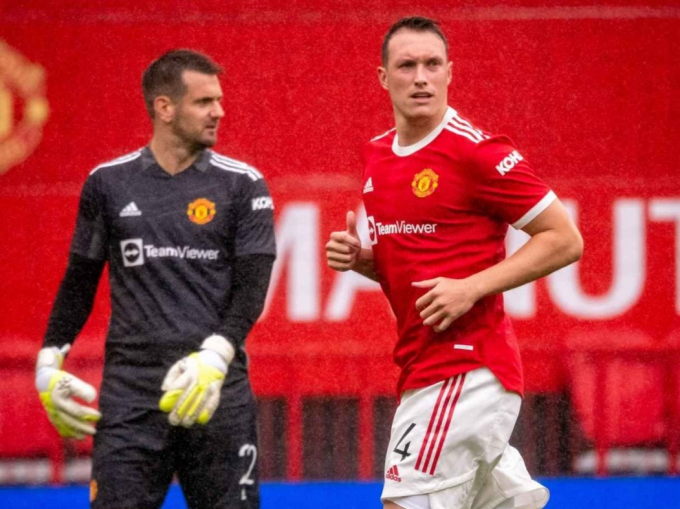 phil-135031_604.jpg Phil Jones quá mẫn cảm với những chán thương.