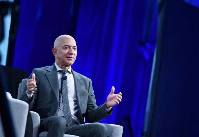 16-jeff-bezos-speaks-after-receiving-an-award-in-washington-dc-on-oct-22-2019-afp-getty-images-161933_409.jpg Jeff Bezos - ông chủ Amazon. Ảnh: AFP/Getty Images.