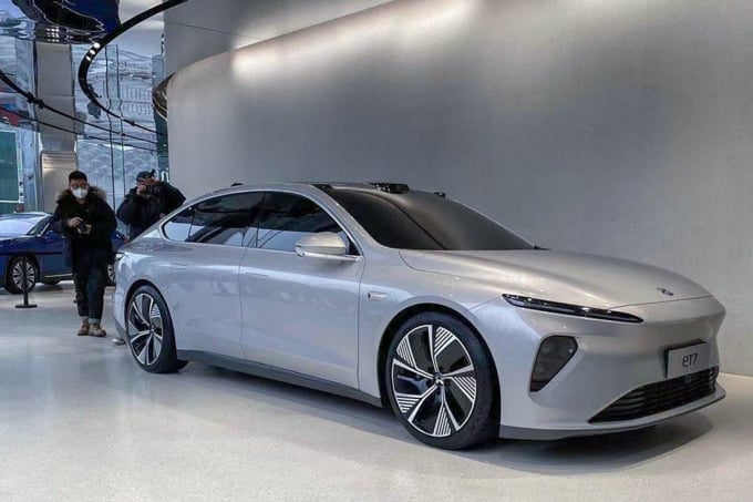 16-the-latest-et7-on-display-at-nio-house-on-tianfu-avenue-in-chengdu-china-on-january-9-2021-scmp-170758_729.jpg Mẫu ET7 ra mắt tại sự kiện ở Thành Đô hôm 9/1. Ảnh: SCMP.