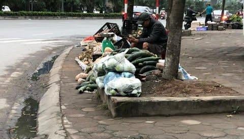 Một điểm bán hàng 'giải cứu' nhếch nhác, không đảm bảo an toàn vệ sinh thực phẩm.