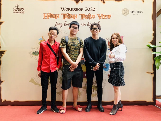 dien-quan-network-2020-hanh-trinh-trieu-view-151522_20210411_35.jpg Các bạn trẻ hâm mộ chụp hình với Anh thám tử Vinh Trần (thứ hai từ phải sang) tại sự kiện. Ảnh: MS.