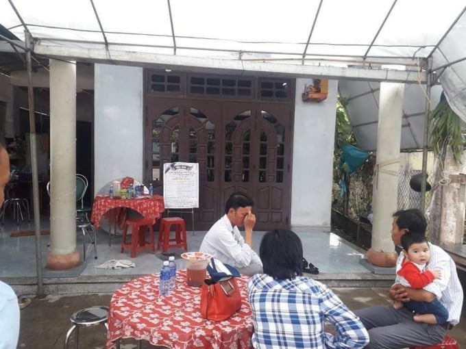 z2112447492823_7ee6788c6c06aa1f072b2b91b93fcaa5-194247_300.jpg Người thân lo hậu sự cho nạn nhân. Ảnh: F.B.