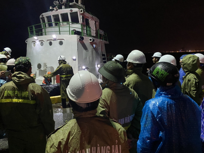 z2121698630461_b7e07805a1a9a1693fe70c22199045c9-124056_980.jpg Lực lượng chức năng tiến hành tìm kiếm ngư dân trên tàu cá mất tích. Ảnh: H.N.