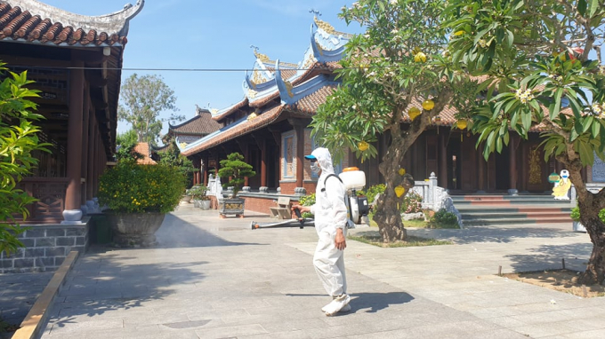 184349114_532746441424959_2138767950115198018_n-162007_659.jpg Ngành Y tế tỉnh Quảng Nam tiến hành phun khử khuẩn khu vực có ca nghi nhiễm Covid-19. Ảnh: L.K.
