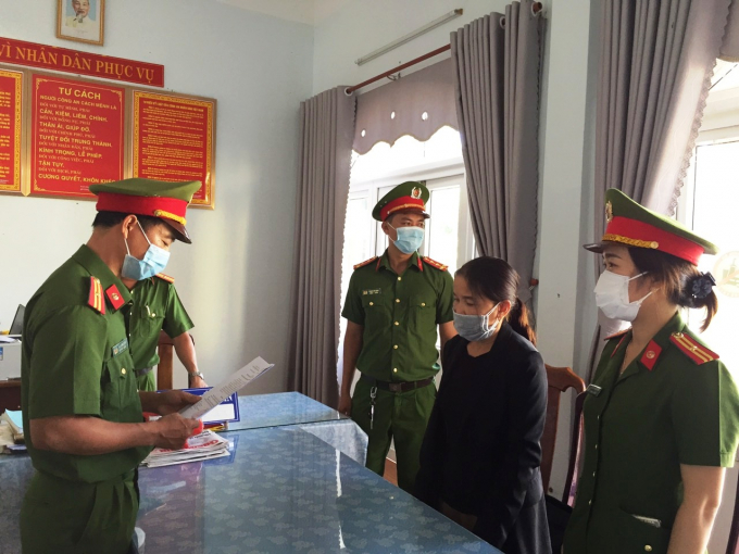 218223737_210493814196745_1521809917988695521_n-144525_908.jpg Cơ quan công an đọc quyết định khởi tố bị can Nguyễn Thị Mỹ Dung về hành vi 'lừa đảo chiếm đoạt tài sản'. Ảnh: CA.