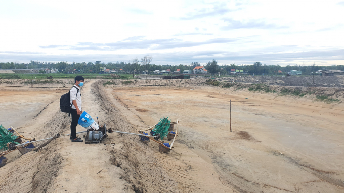 Một ao nuôi tôm ở TP Tam Kỳ (Quảng Nam) tôm chết hàng loạt đang bỏ không vào tháng 6/2021. Ảnh: L.K.