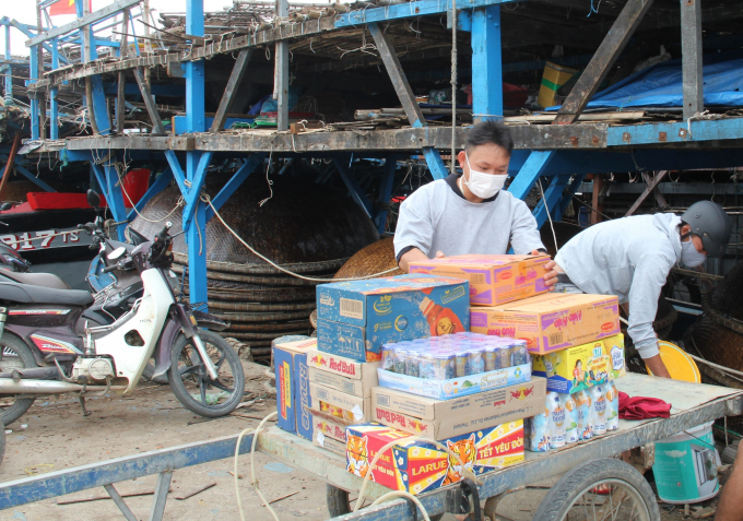 2-233733_188.jpg Ngư dân vận chuyển các nhu yếu phẩm lên tàu trước lúc ra khơi. Ảnh: L.K.