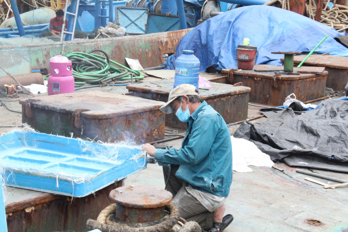 3-233735_21.jpg Các trang thiết bị trên tàu cũng được kiểm tra, sữa chữa lại để phục vụ cho việc khai thác hải sản. Ảnh: L.K.