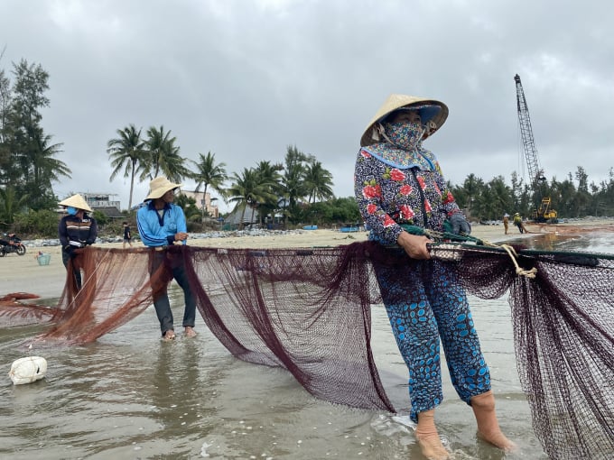 5-162701_121.jpg Đây là nghề không quá vất vả nên phù hợp với phụ nữ và những ngư dân lớn tuổi. Ảnh: L.K.