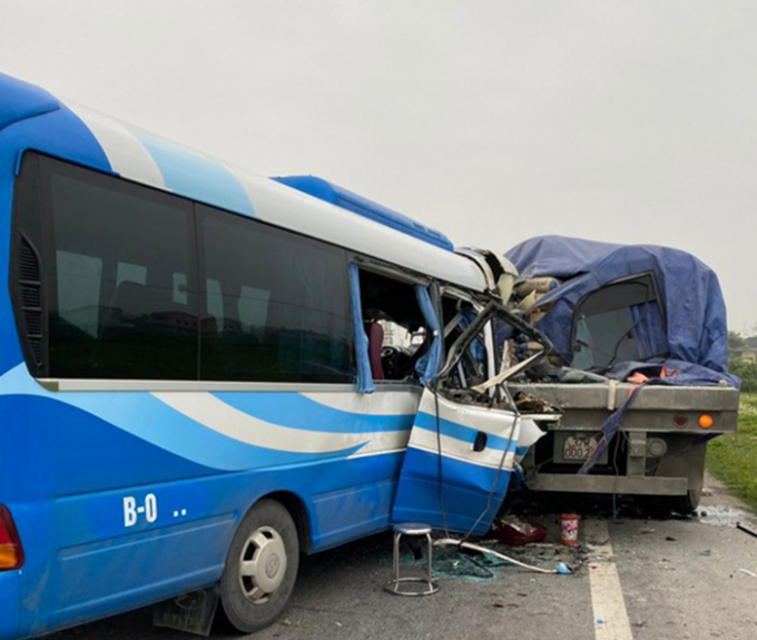 tn-tham-khoc-122554_757.jpeg Phần đầu xe khách biến dạng sau khi đâm sầm vào xe đầu kéo.