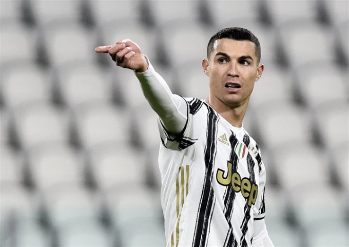 cr71-101101_217.jpeg CR7 rời Turin là cái kết được báo trước, nhưng việc anh cập bến Old Trafford thay vì Etihad lại khiến số đông sững sờ. Ảnh: Internet.