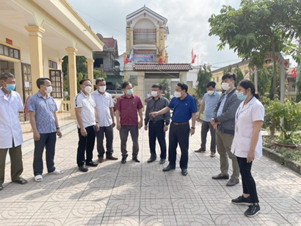 1-2-223620_901.jpg Đoàn công tác Sở Y tế Nghệ An kiểm tra điểm tiêm phòng dịch tại xã Diễn Tháp, Diễn Châu. Ảnh tư liệu.