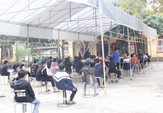 2-2-223602_365.jpg Điểm tiêm phòng dịch ở xã Nghĩa Hưng, Nghĩa Đàn được triển khai quy củ. Ảnh: Hồ Quang.