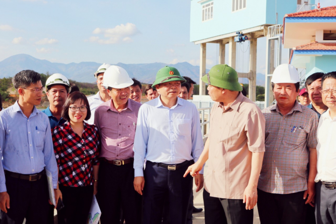 Bộ trưởng Nguyễn Xuân Cường và Thứ trưởng Nguyễn Hoàng Hiệp kiểm tra đập dâng Tân Mỹ. Ảnh: Kim Sơ.