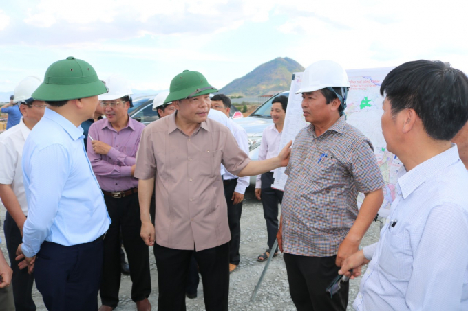 Bộ trưởng Nguyễn Xuân Cường đi kiểm tra cụm đầu mối Sông Cái thuộc hệ thống thủy lợi Tân Mỹ. Ảnh: Kim Sơ.