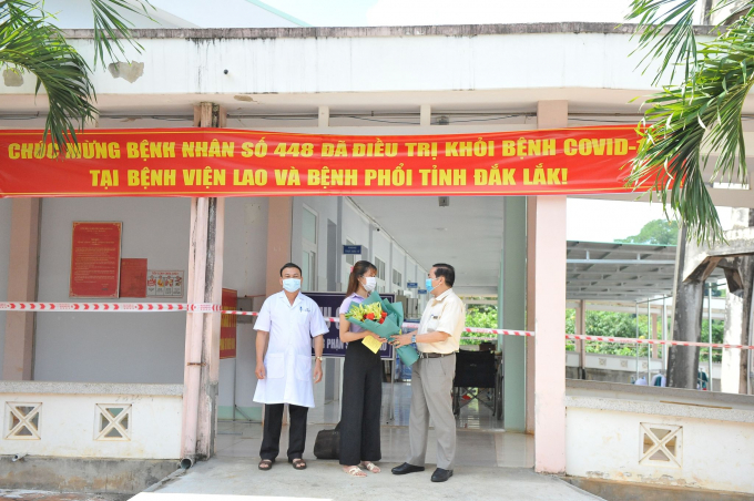 bn-448-huyen-cu-kuin-tinh-dak-lak-da-duoc-xuat-vien-sau-4-lan-xet-nghiem-am-tinh-2-153044_417.jpg Bệnh nhân 448 đã được xuất viện sau 4 lần xét nghiệm âm tính.