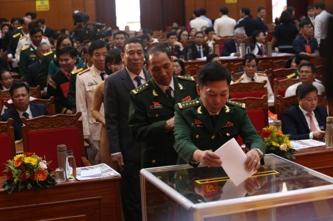 cac-dai-bieu-tham-gia-bau-cu-tai-dai-hoi-dang-bo-tinh-dak-lak-3-155139_124.jpg Các đại biểu tham gia bầu cử tại Đại hội Đảng bộ tỉnh Đắk Lắk.