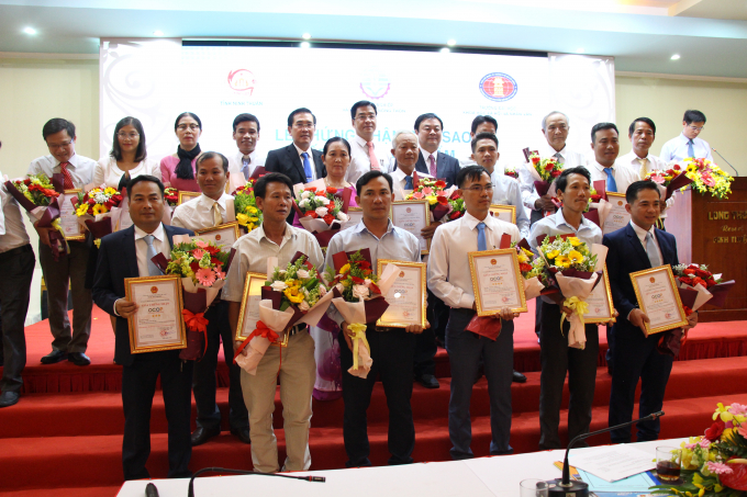 Trao Giấy chứng nhận sản phẩm OCOP cấp tỉnh năm 2020 cho các chủ thể.