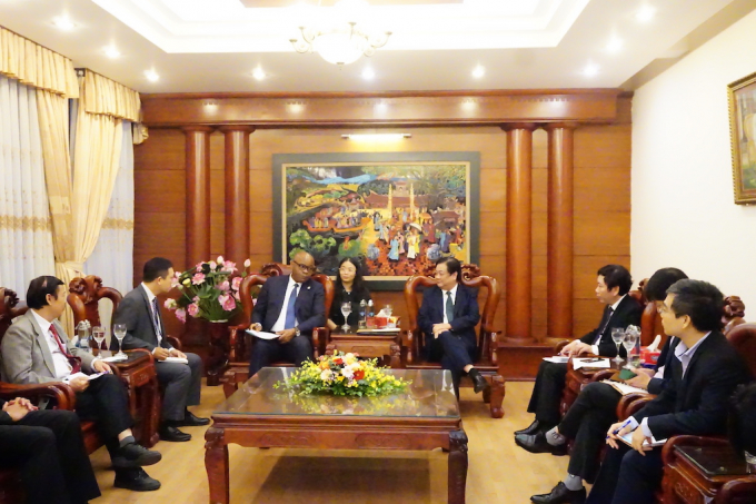 MARD Minister Le Minh Hoan received and worked with Mr. Rémi Nono Womdim, FAO Representative to Vietnam on November 17. Photo: Linh Linh.