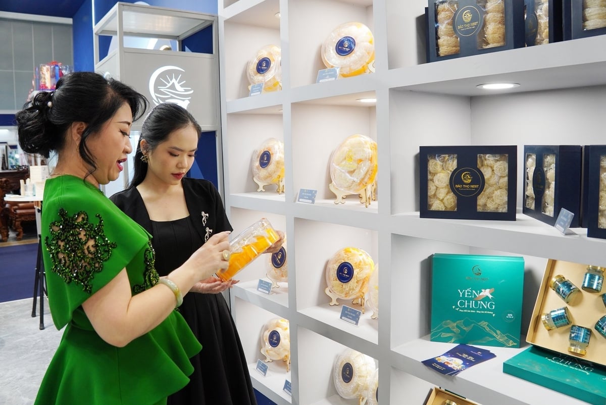 Các sản phẩm mang thương hiệu yến sào Bảo Thọ được giới thiệu với các đối tác quốc tế. Ảnh: Nguyễn Thủy.
