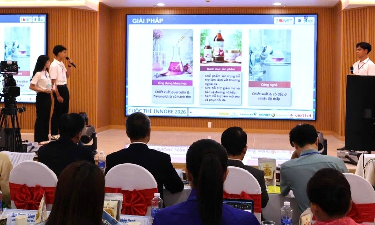 Competing teams present their projects before the judging panel. Photo: Minh Dam.