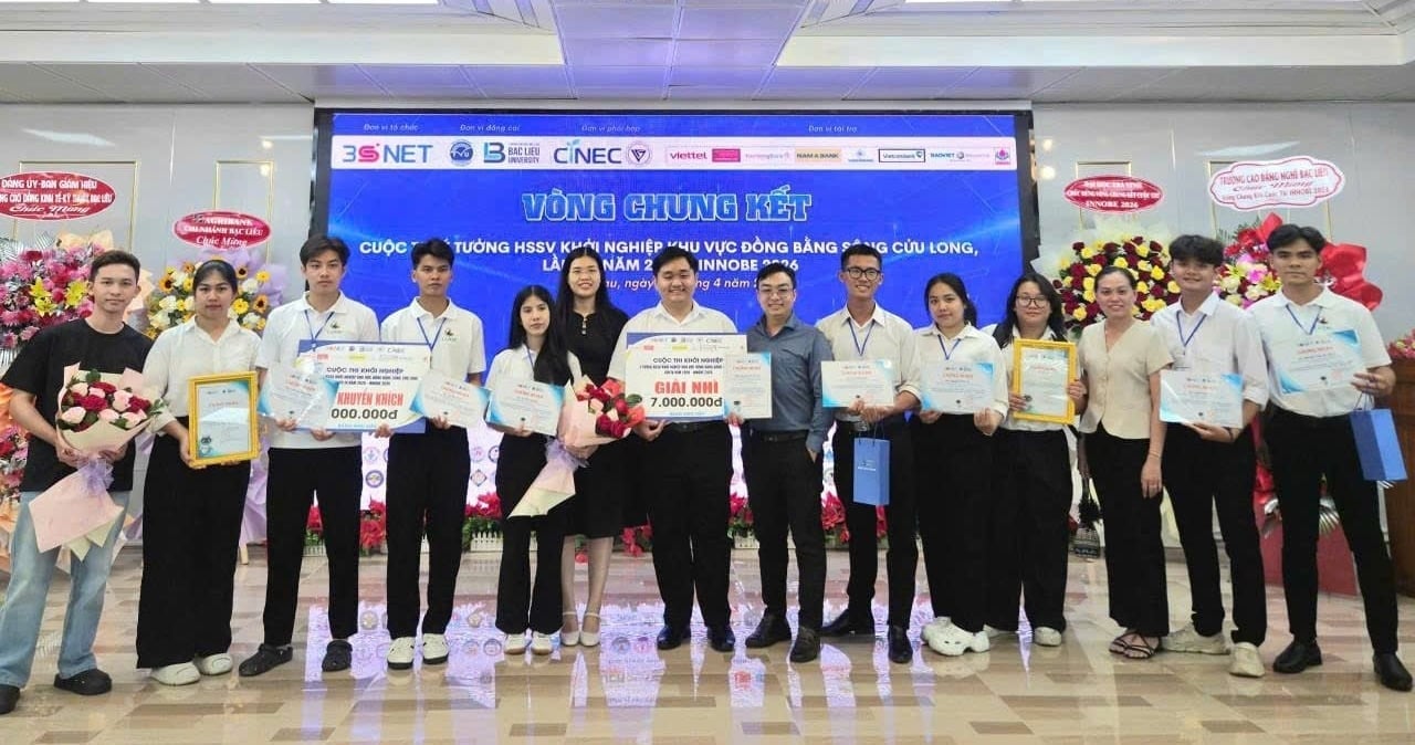 Tra Vinh University students receive live investment commitments on the finals stage. Photo: Minh Dam.