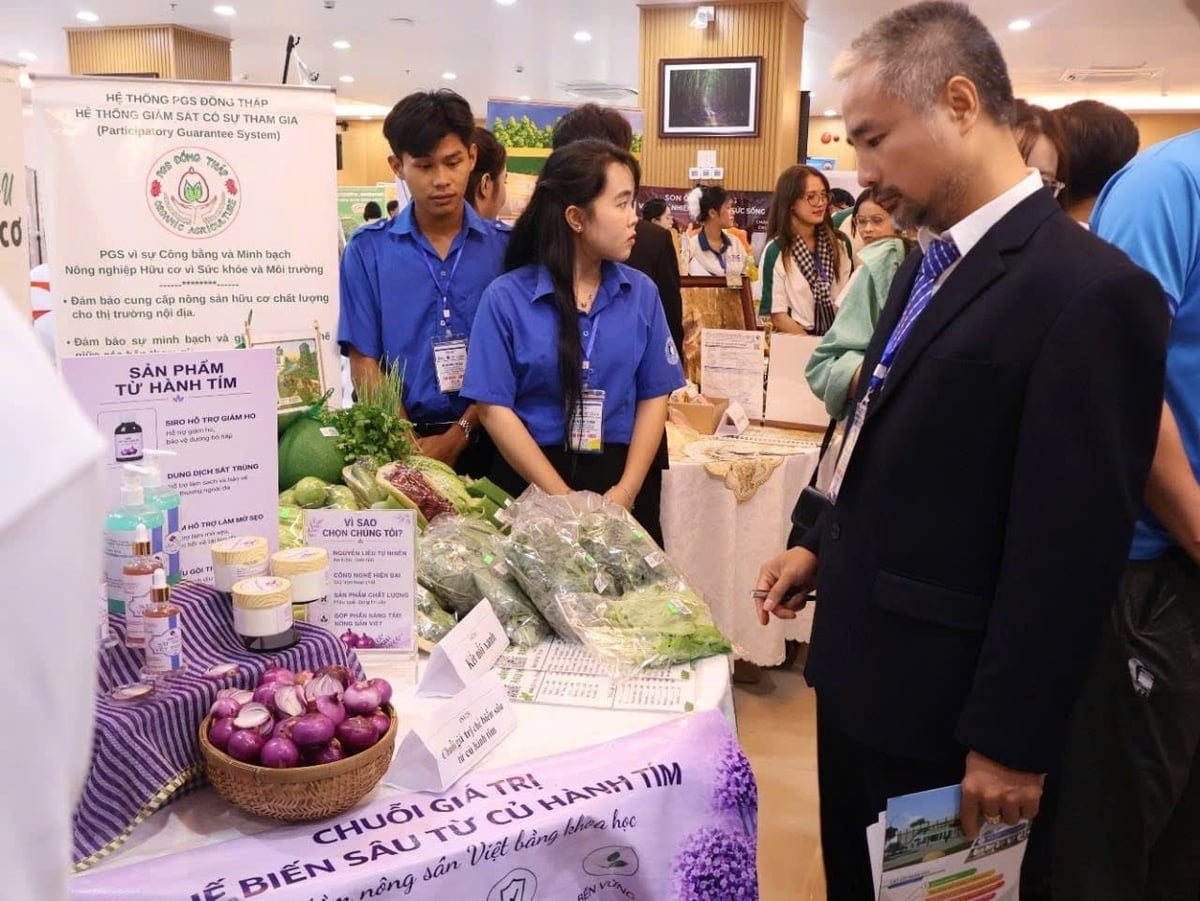 Delegates tour the exhibition area to view competing products on display. Photo: Minh Dam.