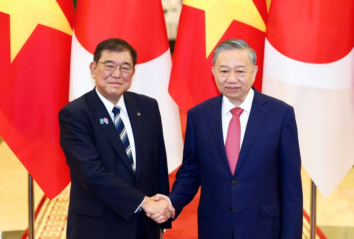 General Secretary To Lam took a commemorative photo before the meeting with Japanese Prime Minister Ishiba Shigeru on the afternoon of April 27. Photo by: Nguyen Khanh.