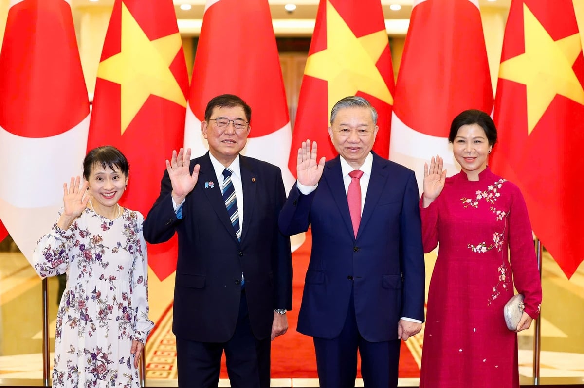 General Secretary To Lam and his spouse posed for a commemorative photo with Japanese Prime Minister Ishiba Shigeru and his spouse. Photo by: Nguyen Khanh.