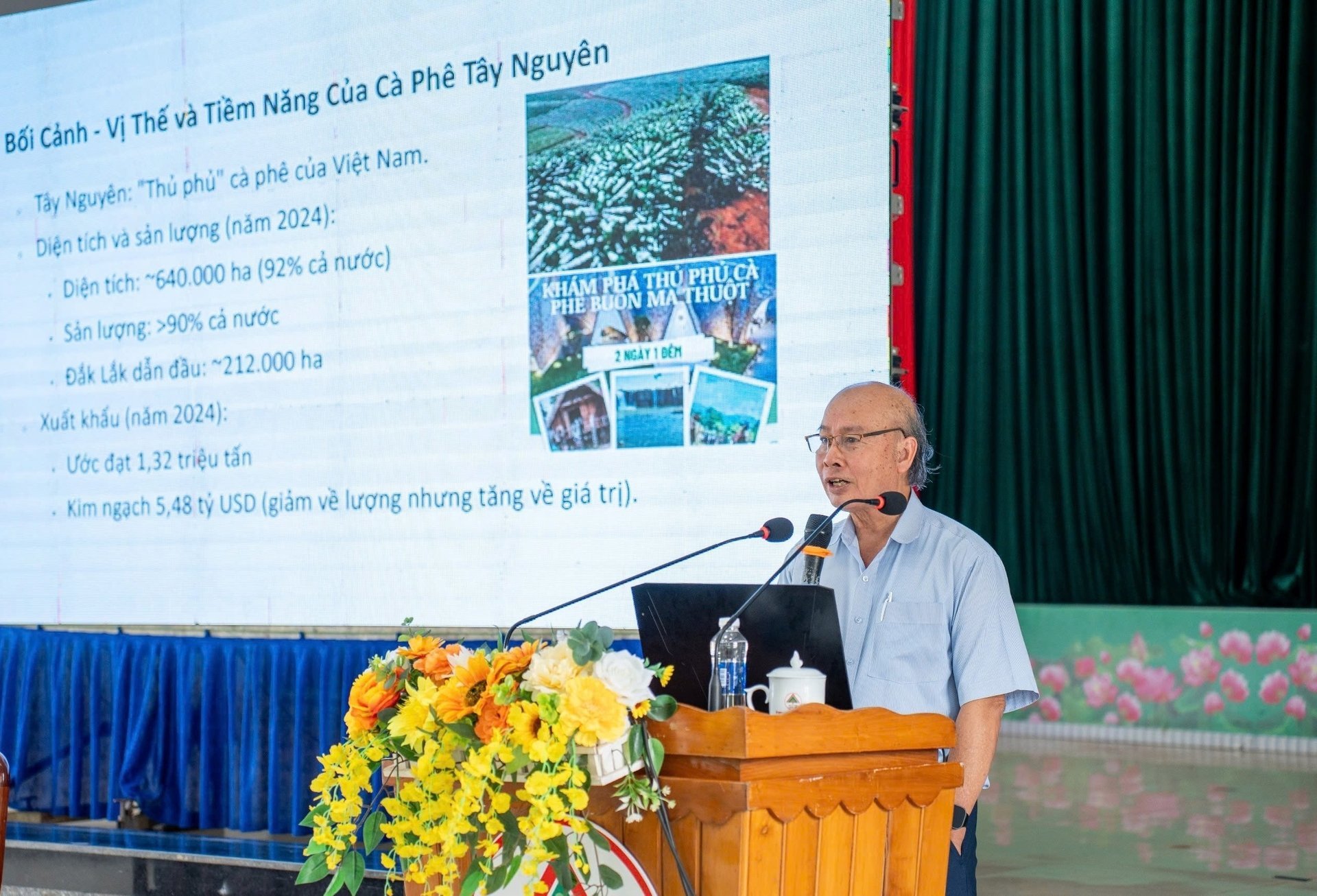 Mr. Truong Hong from the Central Highlands Agro-Forestry Science and Technical Institute, and a member of the Scientific Council of Binh Dien Fertilizer Joint Stock Company, presents on 'Technical procedures for sustainable coffee cultivation and care techniques'. Photo: Tran Tho.