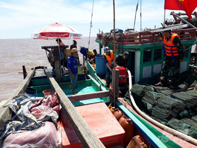 1luc-luong-chuc-nang-kiem-tra-tau-ca-095226_75.jpg Bốn tàu cá của ngư dân Kiên Giang bị phạt hơn 1,6 tỷ đồng do tháo thiết bị giám sát hành trình. Ảnh Trọng Linh.