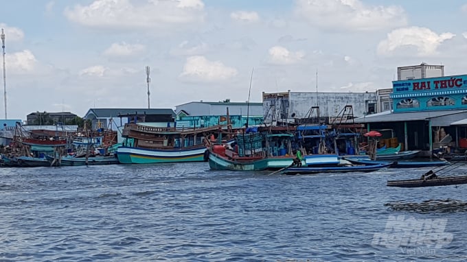 20190402_132720-095228_776.jpg Tỉnh Cà Mau có 1.200/1.665 tàu cá có chiều dài từ 15m trở lên lắp đặt thiết bị giám sát hành trình. Ảnh: Trọng Linh.