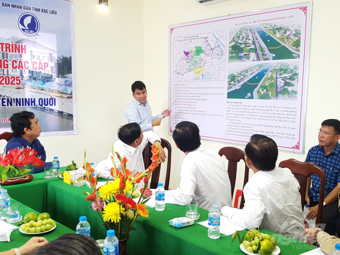 z2120291051553_bf3a738248a8eab25a671ef7f2144915-190706_584.jpg Ông Lê Hồng Linh, Giám đốc Ban Quản lý Đầu tư và Xây dựng Thủy lợi 10 (thuộc Bộ NN-PTNT) trình bày hiệu quả hoạt động của cống âu thuyền Ninh Quới . Ảnh: Trọng Linh.