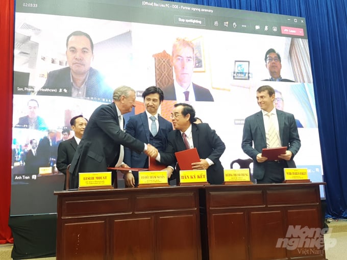 bac-lieu-ky-ket-ban-ghi-nho-mou-du-an-nha-may-nhiet-dien-khi-3200mw-144037_20201012_594.jpg Chiều ngày 12/10, tại TP Bạc Liêu diễn ra lễ ký kết bản ghi nhớ MOU, về Dự án Nhà máy Nhiệt điện khí tự nhiên hóa lỏng (LNG) 3200MW. Ảnh: Trọng Linh.
