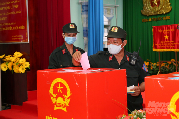 cong-an-soc-trang-3-115324_355.jpg Cử tri lực lượng Công an tỉnh Sóc Trăng tiến hành bỏ phiếu bầu cử. Ảnh: Đức Trung.