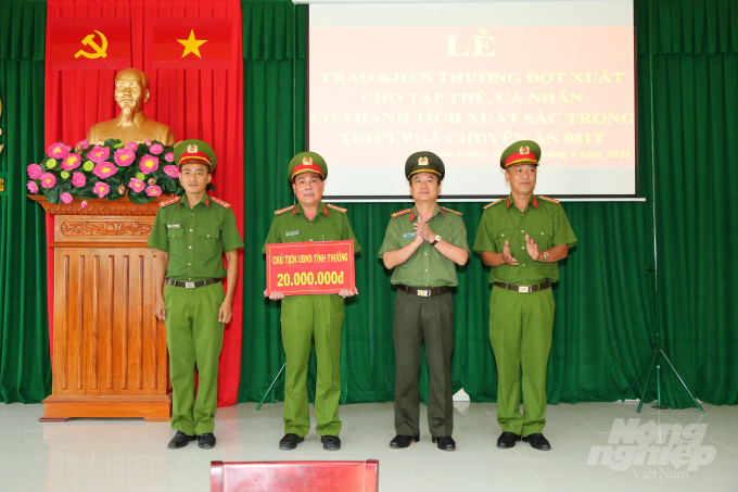 Thừa ủy quyền của Chủ tịch UBND tỉnh Sóc Trăng, Đại tá Nguyễn Minh Ngọc - Ủy viên Ban Thường vụ Tỉnh ủy, Giám đốc Công an tỉnh Sóc Trăng đã trao thưởng nóng số tiền 20 triệu đồng của Chủ tịch UBND tỉnh cho Ban Chuyên án. Ảnh: Đức Trung.