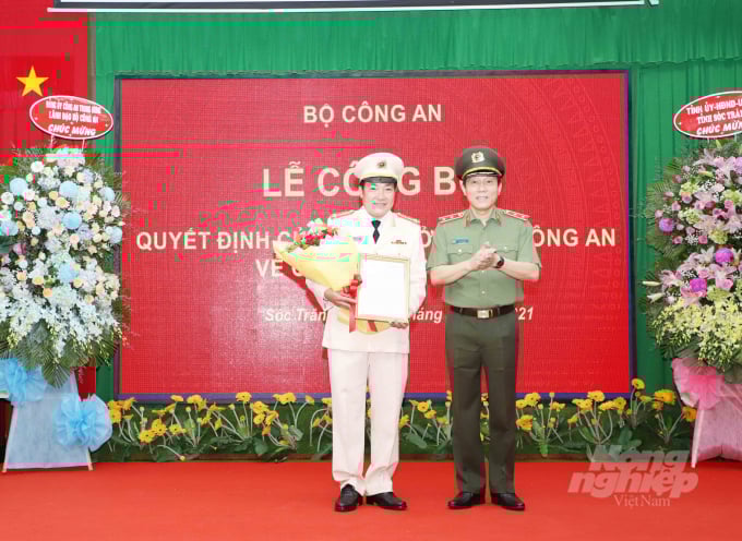 1-152505_442.jpg Bộ Công an bổ nhiệm Đại tá Lâm Thành Sol, Phó Giám đốc Công an tỉnh An Giang đến nhận công tác và giữ chức vụ Giám đốc Công an tỉnh Sóc Trăng. Ảnh: Ngọc Diễm.