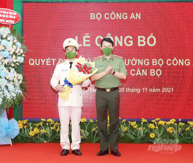 z2951781750377_ab8841bad63db7c1e25612b11a5c13d3-152507_222.jpg Đại tá Nguyễn Minh Ngọc (bên trái) - Giám đốc Công an tỉnh Sóc Trăng nhận chức vụ Phó Cục trưởng Cục An ninh điều tra, Bộ Công an. Ảnh: Ngọc Diễm.