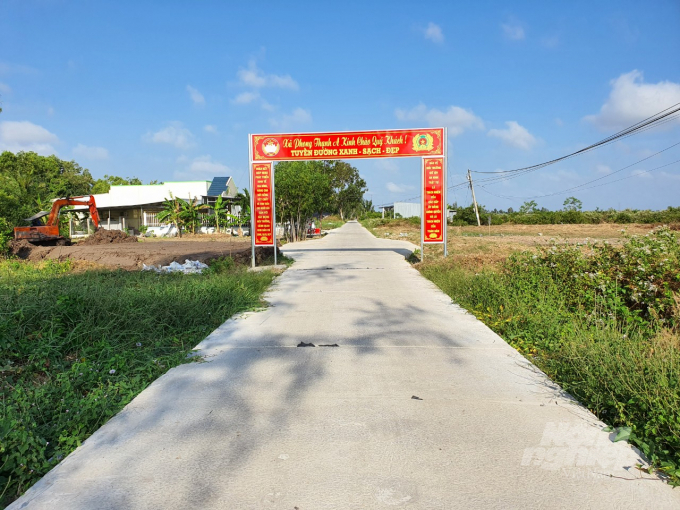 z3095760319098_f8d3027a715c5c7c1332c4ca030001a6-091054_414.jpg Xây dựng nhiều tuyến lộ giao thông nông thôn. Ảnh: Trọng Linh.