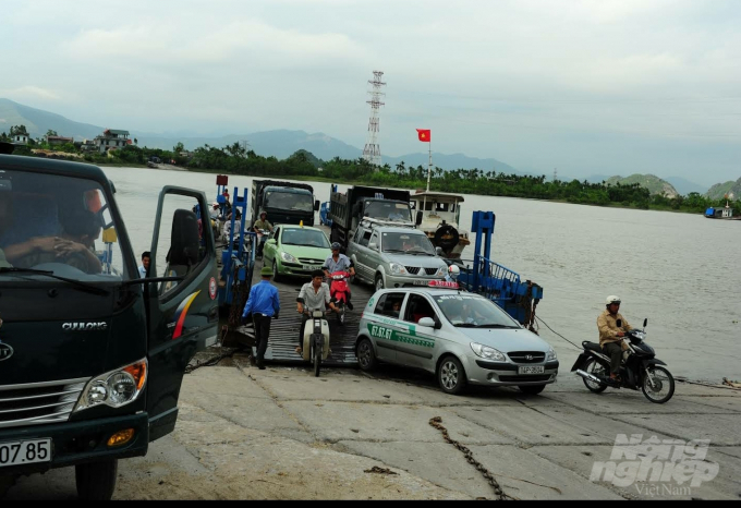 Lưu lượng người qua lại bến phà Lại Xuân hàng ngày lớn. Ảnh: Đinh Mười.
