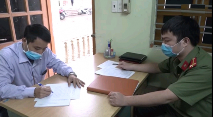 860f629ccf03345d6d12-214818_875.jpg Công an huyện Tiên Lãng làm việc với thuyền viên Hoàng Ngọc D., Ảnh: THP.