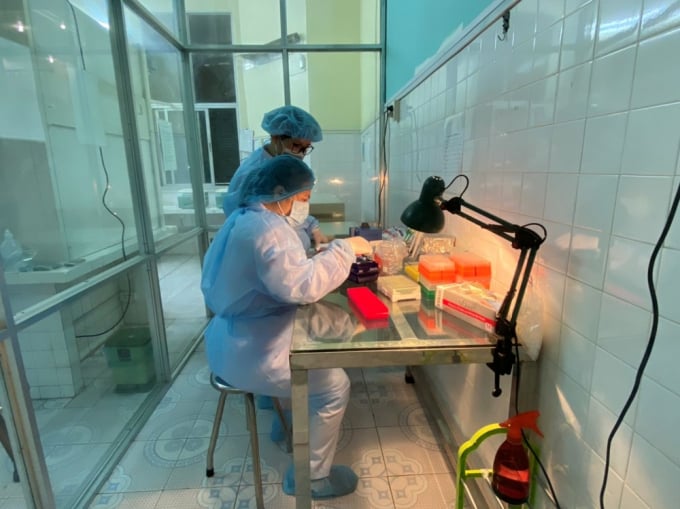 khu-vuc-mix-571f6d48f28441c08f7866a211372bce-123740_350.jpeg Một khâu trong khu vực xét nghiệm Covid-19 tại Trung tâm Y tế dự phòng Hải Phòng. Ảnh: Cổng TTĐTHP.