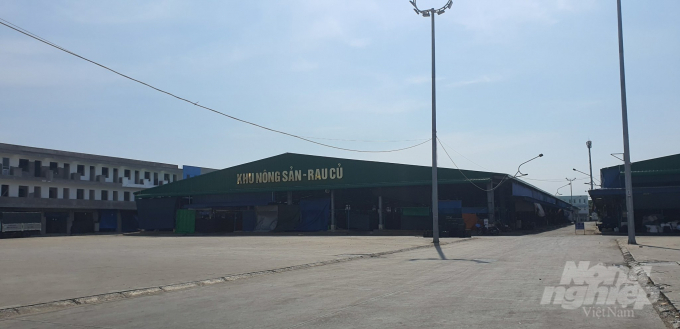 ae2031b039d1c48f9dc0-172341_60.jpg Khu nông sản, rau củ ở giữa, xung quanh là các dãy nhà kiên cố 3 tầng. Ảnh: Đinh Mười.