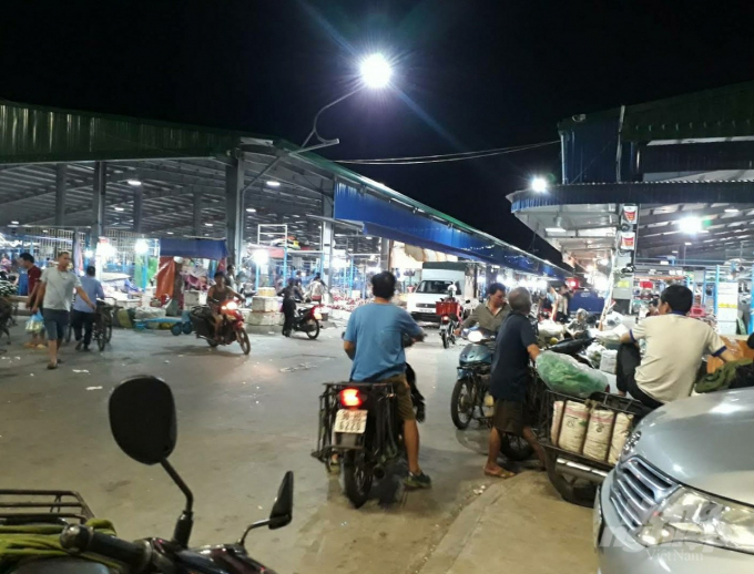 dd5a65987af987a7dee8-173428_96.jpg Khu chợ hoạt động khá tấp nập về đêm. Ảnh: Đinh Mười.