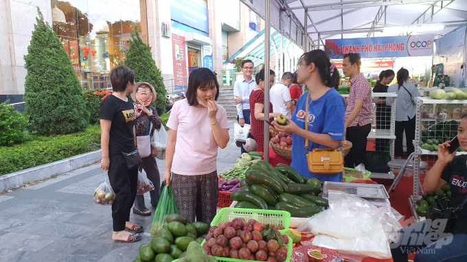 Người dân Hải Phòng rất tò mò với các sản phẩm nông nghiệp Tây Bắc, đến xem và mua rất nhiều. Ảnh: Đinh Mười.