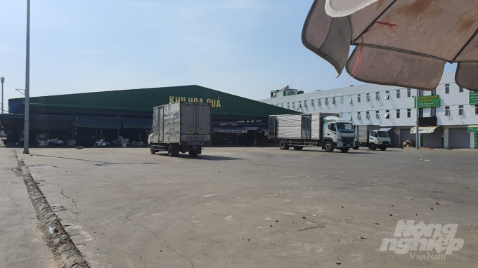 22-173101_789.jpg Ngoài việc xây dựng các khu bán hoa quả rau củ thực phẩm, trong khu chợ đầu mối còn được xây dựng thêm nhiều dãy nhà dạng shop house có giá trị hàng tỷ đồng. Ảnh: Đinh Mười.